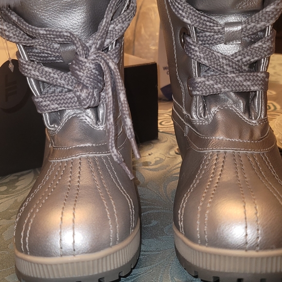 London Fog Silver Duck Boots - Picture 3 of 11